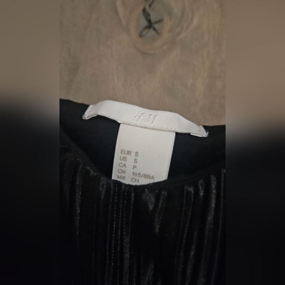 H&M Black plisse spaghetti strap top. Size Small - Picture 3 of 9